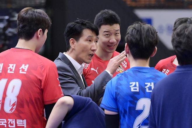 권영민(가운데) 감독이 23일 대한항공전에서 선수들에게 지시하고 있다. 사진 | 한국배구연맹