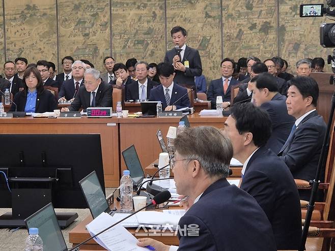 24일 국회 문화체육관광위원회 국정감사에서 위원들의 질의에 대한축구협회 정몽규 회장이 답변하고 있다. 사진 | 이상배 전문기자