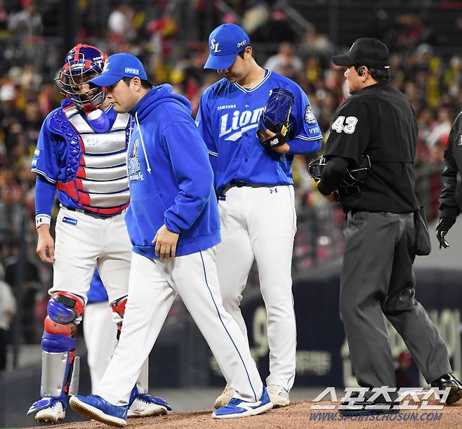 23일 광주 기아챔피언스필드에서 열린 한국시리즈 2차전 KIA 타이거즈와 삼성 라이온즈의 경기. 삼성 선발 황동재가 1회를 마치지 못하고 강판당하고 있다. 광주=박재만 기자 pjm@sportschosun.com/2024.10.23/