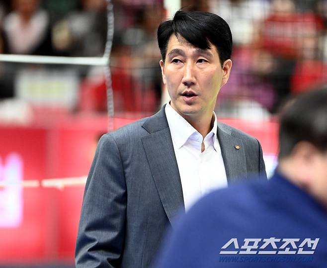 23일 수원체육관에서 열린 V리그 남자부 한국전력과 대한항공의 경기, 한국전력 권영민 감독이 경기를 지켜보고 있다. 수원=허상욱 기자 wook@sportschosun.com/2024.10.23/