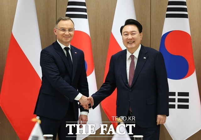 윤석열 대통령이 24일 용산 대통령실에서 국빈방한한 안제이 두다 폴란드 대통령과 확대정상회담에 앞서 기념촬영을 하고 있다. /뉴시스