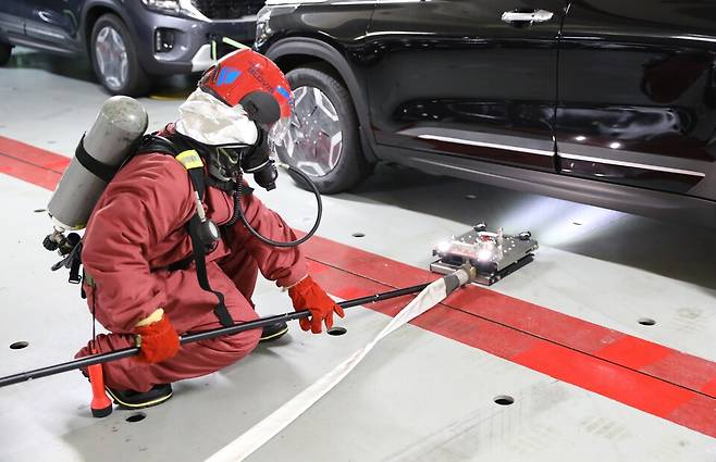 현대글로비스가 관통형 전기차 화재 진압 장비 'EV 드릴 랜스'(EV-Drill Lance)를 자사 자동차운반선에 탑재했다