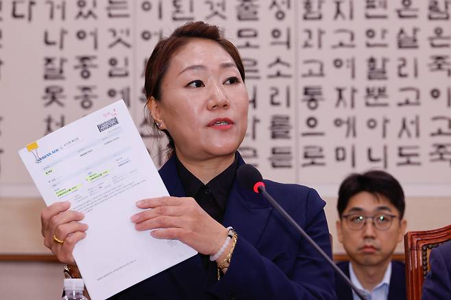 강혜경씨가 지난 21일 오후 서울 여의도 국회 법제사법위원회에서 열린 대검찰청 국정감사에 출석해 명태균씨가 김건희 여사를 만나러 갔다는 증거로 자신이 끊어준 항공권을 들어보이고 있다./뉴스1