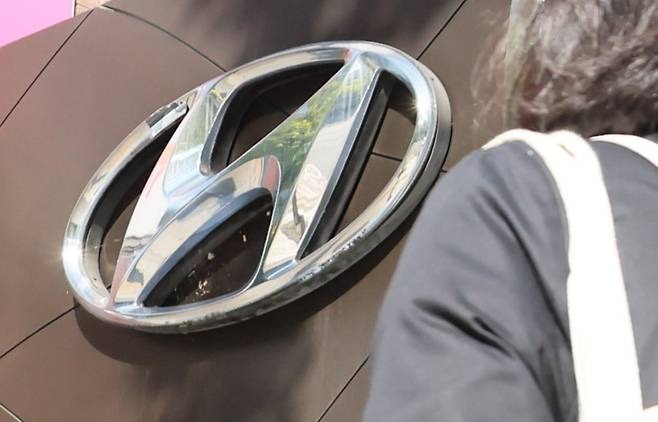 24일 서울의 한 현대차 매장. /연합뉴스