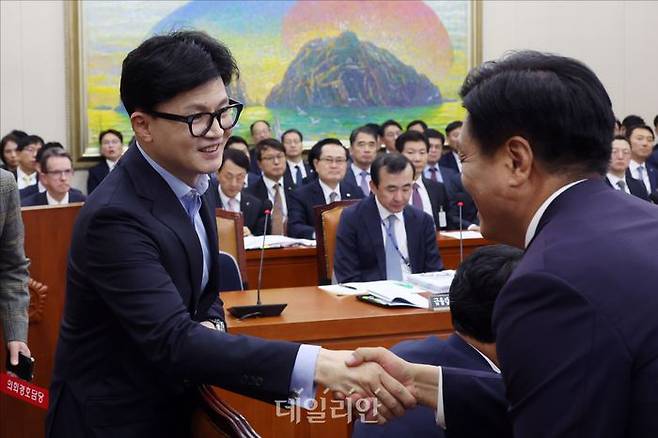 한동훈 국민의힘 대표가 24일 오후 국회에서 열린 국회 정무위원회 종합국정감사에서 감사위원들과 악수를 하며 격려하고 있다. ⓒ데일리안 홍금표 기자