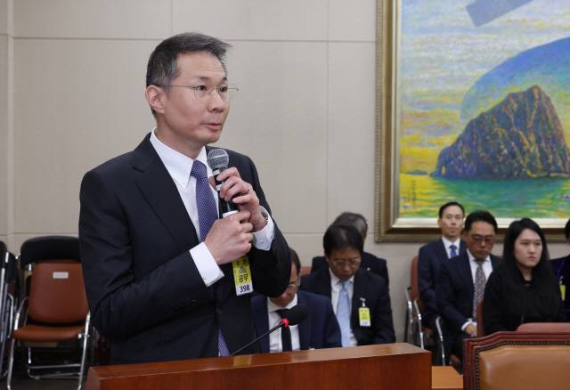 김경훈 구글코리아 대표가 지난 21일 국회에서 열린 정무위원회 국정감사에서 의원 질의에 답하고 있다. 연합뉴스