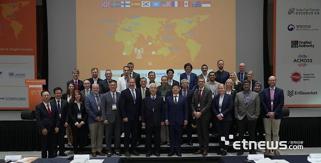 공공안전통신망포럼과 UNDRR이 23일 인천 송도 컨벤시아에서 개최한 2024 공공재난망 국제 컨퍼런스에서 주요 참석자들이 기념 촬영하고 있다.
