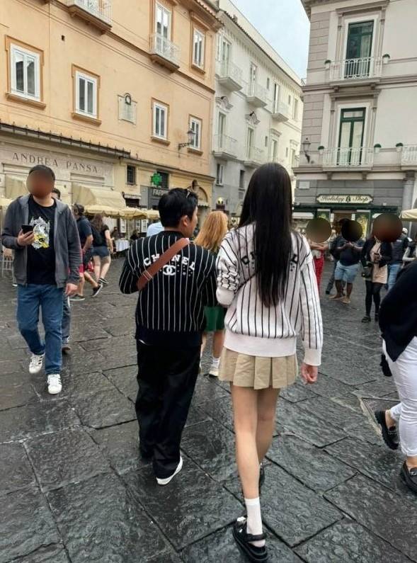 조세호 부부 \'1400만원 샤넬 커플룩\' 신행 포착 . jpg