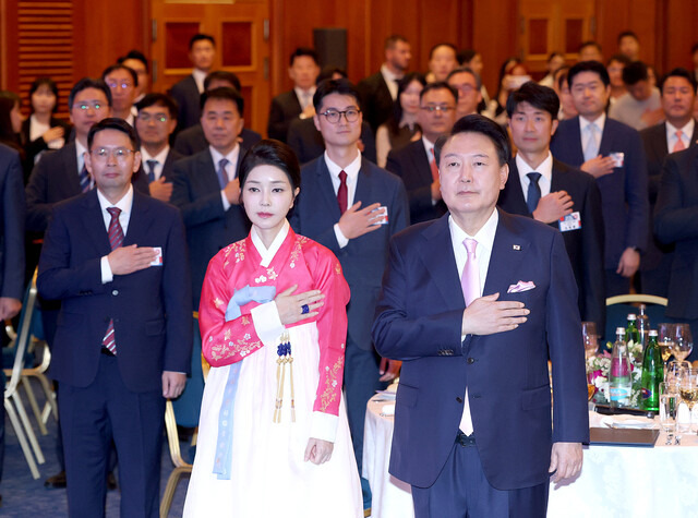 지난 9월 체코를 2박4일 순방 중인 윤석열 대통령과 김건희 여사가 20일(현지시간) 오후 프라하 시내의 한 호텔에서 열린 동포 만찬 간담회에서에서 국민 의례를 하고 있다. 대통령실사진기자단.