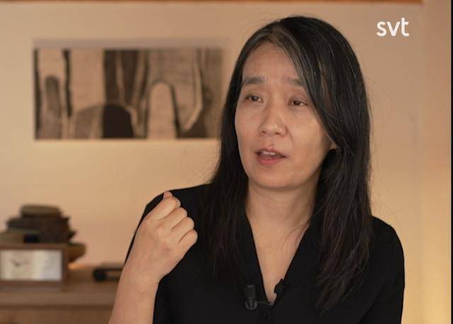 노벨문학상 수상자인 한강 작가가 지난 13일 스웨덴 공영 방송 SVT와 인터뷰를 하고 있다. SVT 영상 캡처
