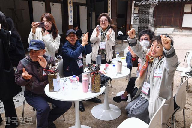 23일 서울 종로구 운현궁에서 열린 시니어판 '나는 솔로' 종로 굿라이프 챌린지에 참가한 어르신들이 레크리에이션을 즐기고 있다. 류기찬 인턴기자