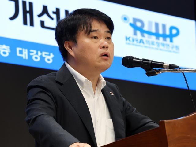 임현택 대한의사협회 회장이 15일 서울 용산구 대한의사협회 회관에서 열린 의료정책연구원 의료정책포럼에서 격려사를 하고 있다. 뉴스1