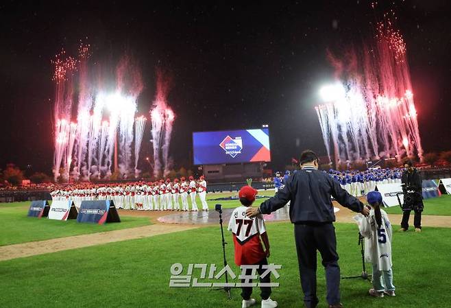 2024 신한 쏠뱅크 KBO 한국시리즈 1차전 삼성과 KIA의 경기가 21일 오후 광주 기아챔피언스필드에서 열렸다. 개막선언과 함께 불꽃이 피어오르고있다. 광주=정시종 기자 capa@edaily.co.kr /2024.10.21.