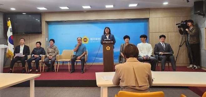 오늘(24일) 제주도의회 도민카페에서 열린 월정리 동부하수처리장 문제 비대위 기자회견. (사진, 정용기 기자)