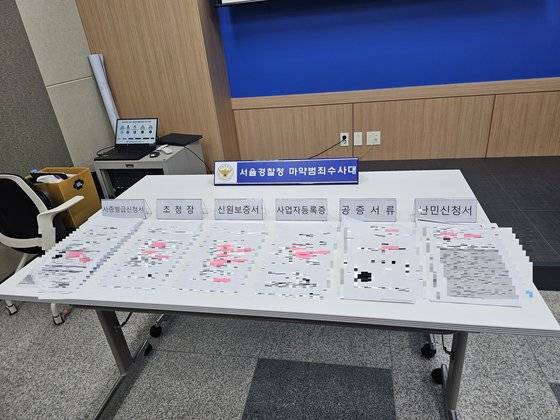 허위 위조책 A씨는 전처 B씨(44), 조카 C씨(31)와 함께 2022년부터 지난 9월까지 기업 초청장, 공증서류 등을 위조해 파키스탄인 18명을 불법 입국시킨 혐의(공문서?사문서 위조 및 행사, 허위초청 알선죄)를 받는다. 이찬규 기자