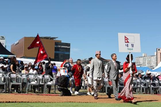 충북 음성군은 지난해 9월 금왕금빛근린공원에서 세계인의 날을 기념해 외국인주민 화합 페스티벌을 개최했다. [사진 음성군]