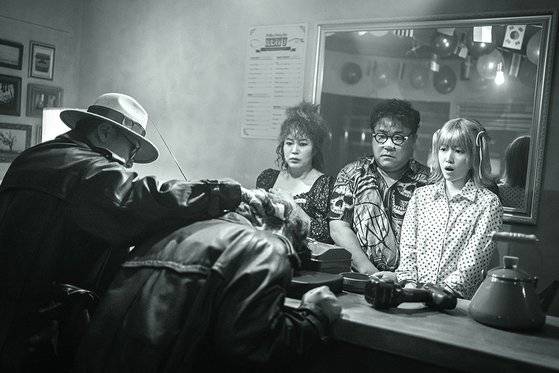 영화 '더 킬러스' 중 이명세 감독이 연출한 '무성영화'는 (뒷줄 오른쪽부터)배우 심은경, 고창석, 김금순이 채플린 시대의 영화 본질로 돌아간 연기를 펼친다. 사진 스튜디오빌