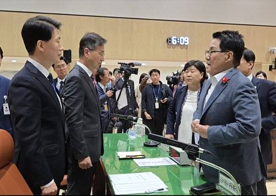최달영 감사원 사무총장(왼쪽), 박지원 민주당 의원(오른쪽). 강보현 기자