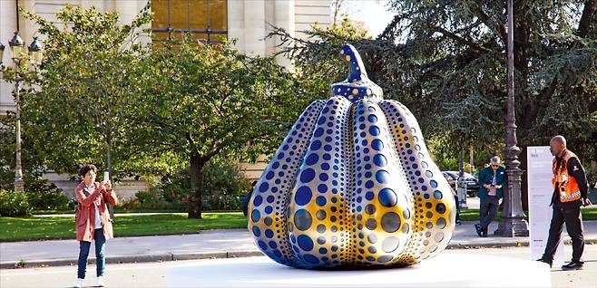 ② 윈스턴 처칠 애비뉴에 설치된 쿠사마 야요이의 ‘호박(L)’(2014).