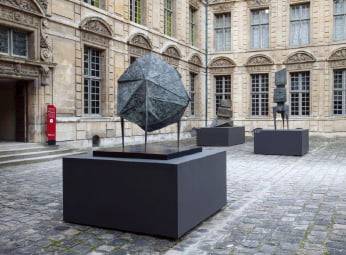 오텔 드 쉴리에 설치된 린 채드윅의 ‘하이퍼 사이클’(1947~1962).