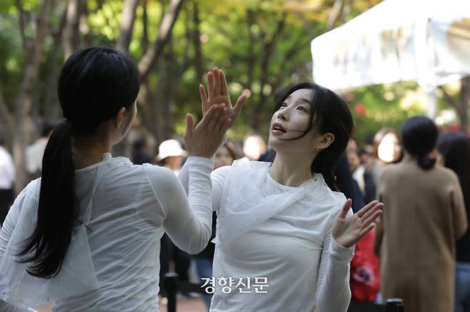 현대무용 ‘달과 토끼-이인삼각’  정효진 기자