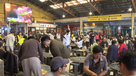 Yesan Market in South Chungcheong booms with people after airing on Paik Jong-won's YouTube series "Paik Jong Won, Becoming Market" in 2023. [YONHAP]