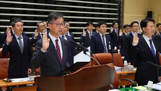 최재해 감사원장이 24일 서울 종로구 감사원에서 열린 법제사법위원회 국정감사에서 선서하고 있다. 연합뉴 