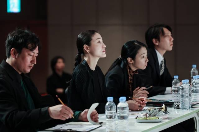 김주원(왼쪽에서 두 번째)이 지난 3월 부산오페라하우스 발레단 단원 오디션에서 지도위원 정영재(왼쪽부터), 황혜민, 윤전일과 함께 무용수들을 평가하고 있다.     부산 영화의전당