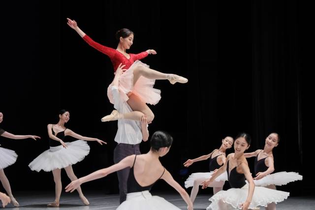 지난 14일 부산 영화의전당에서 열린 ‘2024 부산발레시즌’ 제작 발표회에서 부산오페라하우스 발레단 단원들이 ‘파키타 그랑 파 클래식’을 선보이고 있다.       부산 영화의전당