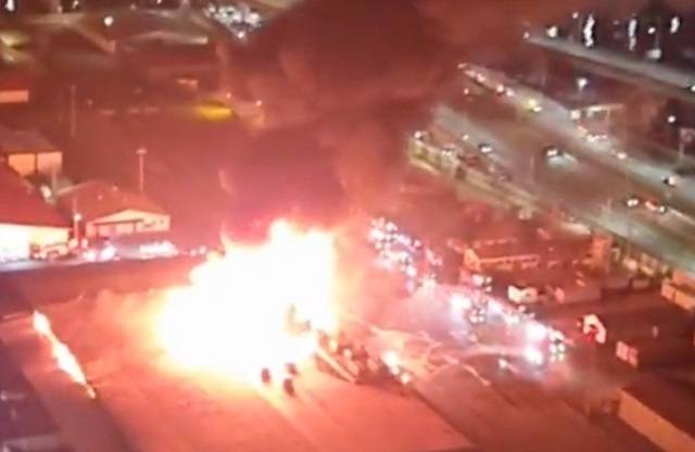 24일 오후 6시31분쯤 부산 동구 범일동 55보급창에서 불이나 부산소방본부가 대응 2단계를 발령하고 진화작업을 벌이고 있다. 연합뉴스