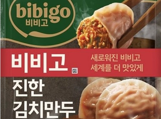 플라스틱이 섞여 들어간 것으로 확인된 '비비고 진한김치만두 400ｇ'. 식품의약품안전처 제공