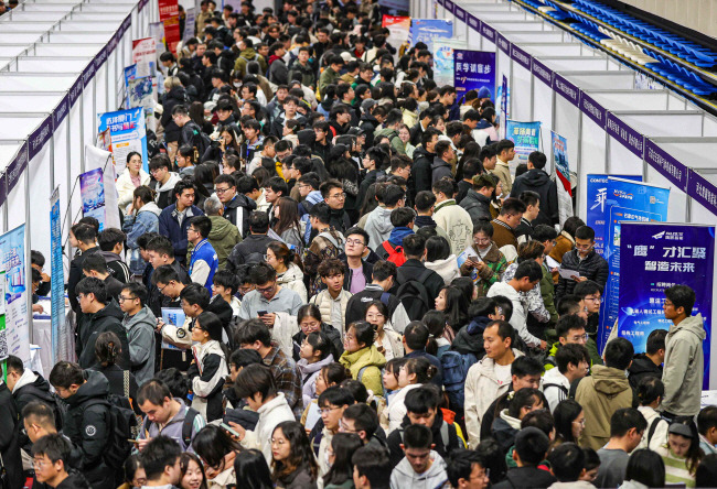 中 구직 행렬 22일 중국 북동부 랴오닝성 선양에서 열린 채용 박람회장이 구직 인파로 가득 차 있다. 이날 중국 국가통계국은 9월 청년 실업률이 올해 들어 두 번째로 높은 17.6%를 기록했다고 발표했다. AFP 연합뉴스