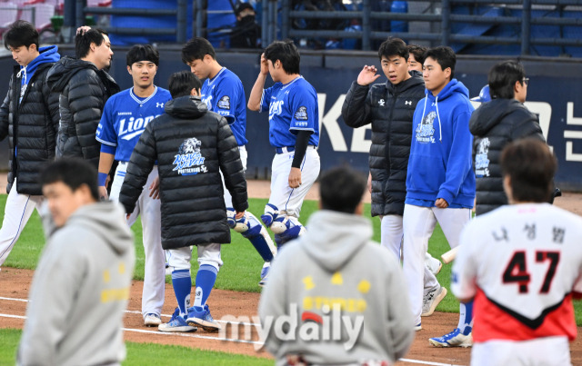 23일 오후 광주광역시 임동 광주기아챔피언스필드에서 진행된 '2024 프로야구 KBO리그 포스트시즌' 한국시리즈 1차전 KIA타이거즈와 삼성라이온즈와의 서스펜디드 경기. 삼성 선수들이 1-5로 패한 뒤 아쉬워 하고 있다./광주=송일섭 기자 andlyu@mydaily.co.kr