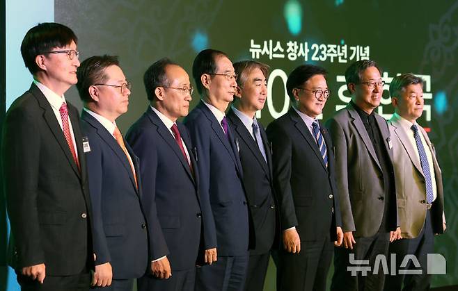 [서울=뉴시스] 홍효식 기자 = 염영남 뉴시스 대표이사 등 내빈들이 24일 서울 종로구 광화문 포시즌스호텔에서 열린 뉴시스 창사 23주년 기념 '2024 뉴시스 포럼 10년 후 한국'에서 기념촬영을 하고 있다.왼쪽부터 김흥종 고려대 교수, 박일준 대한상의 상근부회장, 추경호 국민의힘 원내대표, 한덕수 국무총리, 염영남 뉴시스 대표이사, 우원식 국회의장, 전하진 SDX재단이사장, 정석 서울시립대 도시공학과 교수. 2024.10.24. yesphoto@newsis.com