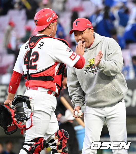 [OSEN=광주, 이대선 기자] 2박3일 승부의 승자는 KIA 타이거즈였다.&nbsp;KIA는 23일 광주-기아 챔피언스필드에서 열린 삼성라이온즈와의 2024 프로야구 SOL 한국시리즈 1차전 서스펜디드게임에서 5-1&nbsp;역전승을 거두었다. 6회초 무사 1,2루 위기를 데일리 MVP 전상현이 완벽하게 틀어막고 역전의 물길을 열었다. 7회말 공격에서 상대 폭투 2개로 역전에 성공했고 소크라테스와 김도영이 연속 적시타를 터트렸다. 김태군은 쐐기 1타점 2루타를 작성했다. 시리즈&nbsp;1차전 승자의 우승확률은 72.5%이다.경기 종료 후 KIA 이범호 감독이 김태군에게 승리 기념구를 전달 받고 있다. 2024.10.23 / sunday@osen.co.kr