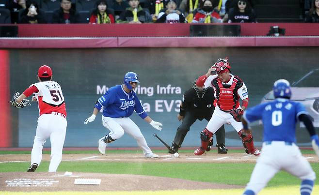 23일 오후 광주 기아챔피언스필드에서 재개된 프로야구 '2024 신한 SOL 뱅크 KBO 포스트시즌' 한국시리즈 1차전 서스펜디드 게임 삼성 라이온즈와 KIA 타이거즈의 경기, 6회초 삼성 공격 무사 1,2루 상황에서 김영웅이 번트를 시도하고 있다.    뉴스1