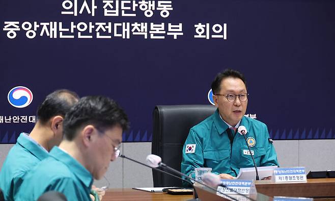 박민수 중앙재난안전대책본부 제1총괄조정관(보건복지부 제2차관)이 24일 오전 서울 종로구 정부서울청사에서 열린 의사 집단행동 중앙재난안전대책본부(중대본) 회의에 참석해 발언하고 있다. 뉴시스