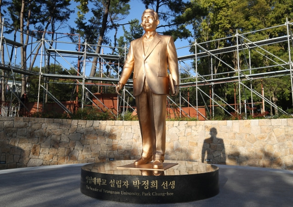 23일 오후 경북 경산시 영남대 천마아너스파크에 ‘영남대학교 설립자 박정희 선생’이라고 적힌 박정희 전 대통령 동상이 세워져 있다. 영남대는 이날 동상 제막식을 열었다. 2024.10.23 뉴스1