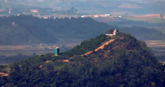 북한군 대남 확성기 - 북한이 9일부터 남한과 연결된 도로·철길을 단절하고 방어 구조물을 구축한다고 밝힌 가운데 10일 경기 파주시 오두산전망대에서 북한 황해도 개풍군 북한군 초소와 대남확성기가 보이고 있다. 2024.10.10. 뉴시스