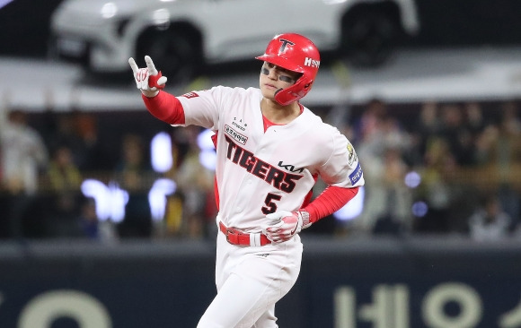 KIA 타이거즈 김도영이 23일 광주 기아챔피언스필드에서 열린 2024 KBO 한국시리즈 2차전 삼성 라이온즈와의 홈 경기에서 홈런을 친 뒤 세레머니하고 있다. 광주 뉴스1