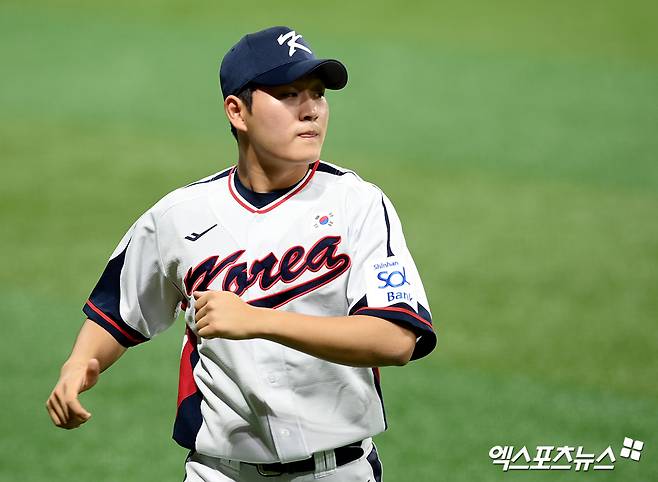 두산 베어스 루키 투수 김택연이 24일 서울 고척 스카이돔에서 시작된 2024 WBSC 프리미어12 야구 국가대표팀 소집 훈련에 참가했다. 사진 고아라 기자