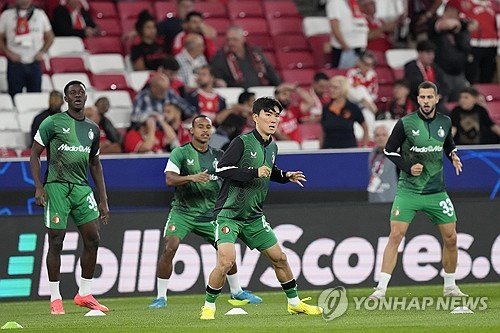 네덜란드 페예노르트에서 활약 중인 황인범이 24일 포르투갈 리스본에서 열린 유럽축구연맹 챔피언스리그 리그 페이즈 3차전 포르투갈 최고 명문 벤피카와의 맞대결에서 90분 풀타임을 누비며 3-1 쾌승을 이끌었다. 황인범은 특히 최고 수준의 중앙 미드필더가 지녀야 할 12km 활동량을 이번에도 기록하며 유럽 수준급 미드필더임을 다시 확인했다. 연합뉴스