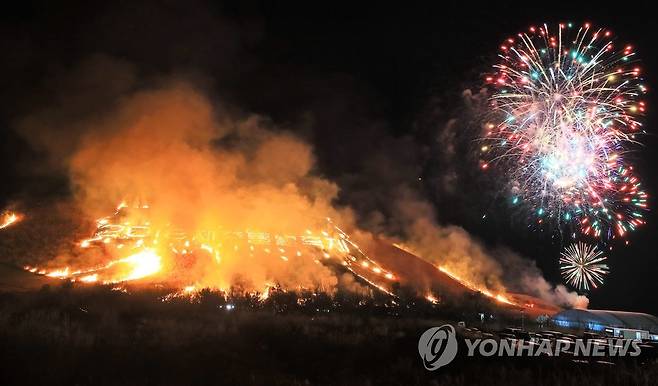 불타는 새별오름 (제주=연합뉴스) 2018 제주들불축제에서 축제의 하이라이트인 오름 불놓기가 진행되는 모습. [연합뉴스 자료사진]