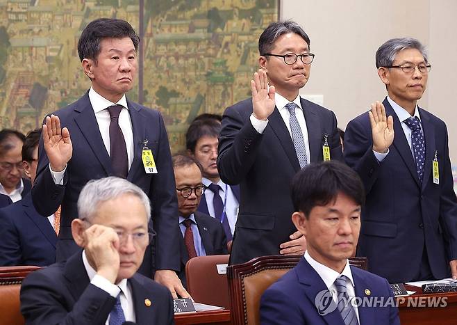 선서하는 정몽규 대한축구협회장 (서울=연합뉴스) 신준희 기자 = 24일 국회에서 열린 문화체육관광위원회의 종합 국정감사에 출석한 정몽규 대한축구협회장(맨 왼쪽)이 증인 선서를 하고 있다. 앞은 유인촌 문체부 장관. 2024.10.24 hama@yna.co.kr