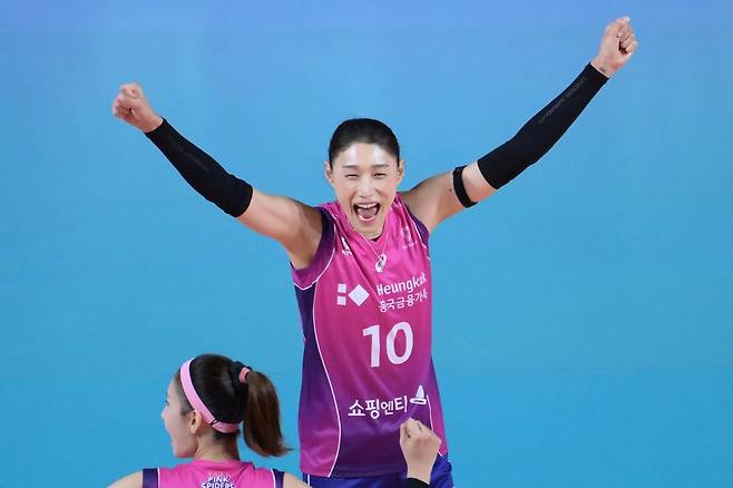 기뻐하는 김연경 (서울=연합뉴스) 흥국생명 김연경이 24일 인천 삼산월드체육관에서 열린 프로배구 여자부 GS칼텍스와의 홈 경기에서 득점한 뒤 기뻐하고 있다. [한국배구연맹 제공. 재판매 및 DB금지]