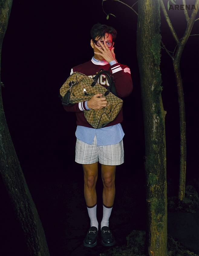 면 소재 스웨트 셔츠·하늘색 셔츠·스트라이프 쇼츠·뿔테 안경·더플백·양말·홀스빗 로퍼 모두 구찌 제품.