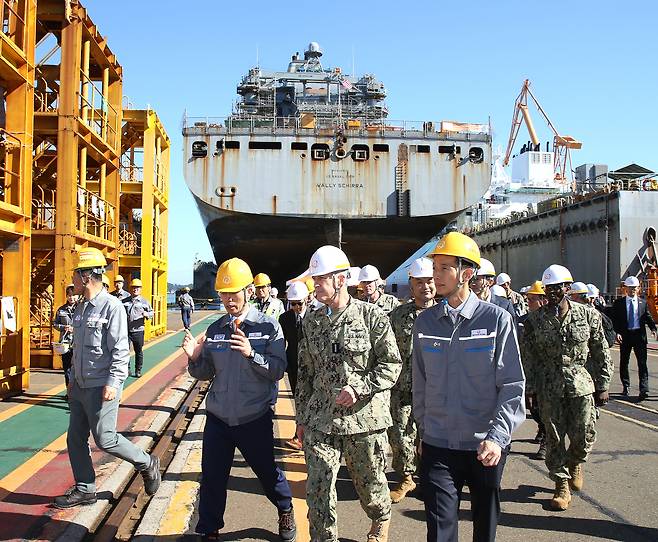 김동관(맨오른쪽) 한화그룹 부회장과 미국 해군 태평양함대 사령관 스티븐 쾰러(가운데) 제독이 거제사업장에서 정비 중인 '월리 쉬라'함 정비 현장을 둘러보고 있다./사진=한화오션