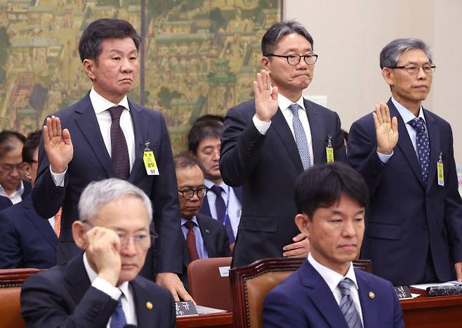 24일 국회에서 열린 문화체육관광위원회의 종합 국정감사에 출석한 정몽규 대한축구협회장(맨 왼쪽)이 증인 선서를 하고 있다. 앞은 유인촌 문체부 장관. 사진=연합뉴스