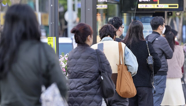 위 사진은 기사 내용과 관련 없음. 서울 종로구 광화문네거리에서 외투를 입은 시민들이 버스를 기다리고 있는 사람들.(사진=연합뉴스)