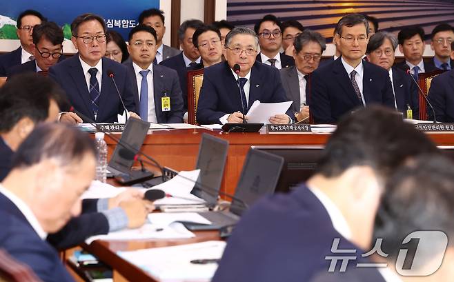 이한준 한국토지주택공사(LH) 사장이 서울 여의도 국회 국토교통위원회에서 열린 한국토지주택공사 등에 대한 국정감사에서 질의에 답변하고 있다. 2024.10.10/뉴스1 ⓒ News1 김민지 기자